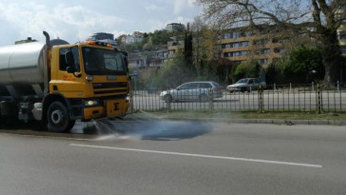 Продължава миенето на улици, тротоари и спирки във Варна